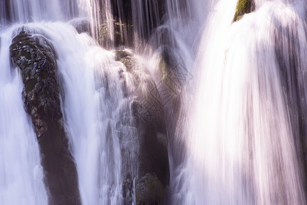 美丽的瀑布公园岩石热带森林旅行溪流假期叶子荒野水景图片