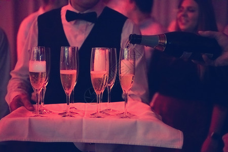 葡萄酒杯中的香槟玻璃酒精周年友谊朋友们乐趣奢华水晶宴会婚礼新的高清图片素材