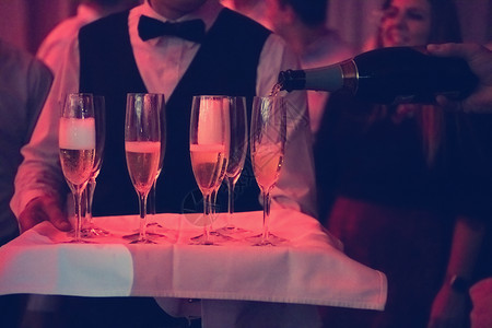 葡萄酒杯中的香槟奢华宴会庆典纪念日夜生活餐饮乐趣婚礼餐厅水晶人们高清图片素材