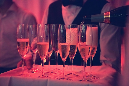 葡萄酒杯中的香槟乐趣饮料瓶子团体友谊假期婚礼酒杯餐厅纪念日特写高清图片素材