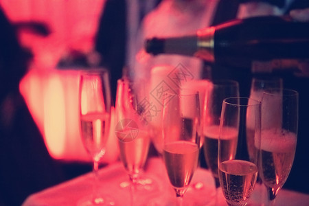 葡萄酒杯中的香槟周年宴会噪音朋友们餐厅友谊餐饮夜生活办公室团体红酒杯高清图片素材