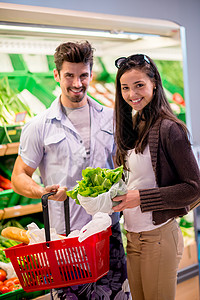 夫妻在超市购物购物者大车销售女孩零售杂货店购物中心顾客消费者瓶子背景图片