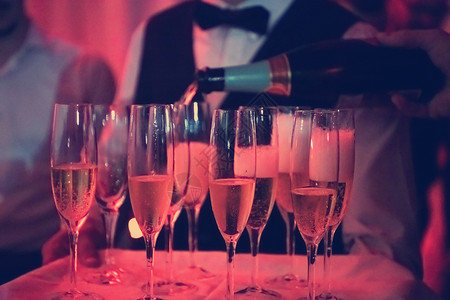 葡萄酒杯中的香槟朋友们酒精奢华团体餐厅纪念日婚礼夜生活液体友谊特写高清图片素材