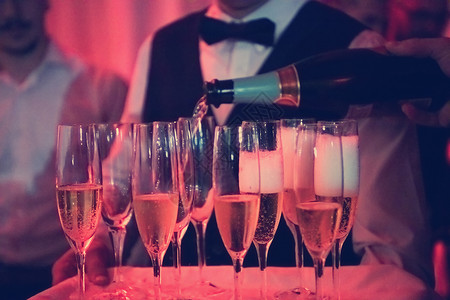 葡萄酒杯中的香槟餐厅友谊餐饮假期纪念日宴会办公室朋友们噪音酒精真正的高清图片素材