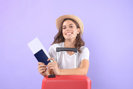 穿暑期临时服装的年轻旅游女孩 带太阳眼镜 红色手提箱 紫底护照和孤立的紫底护照手提包商业飞机女孩旅游飞机场紫色女性假期旅行人高清图片素材