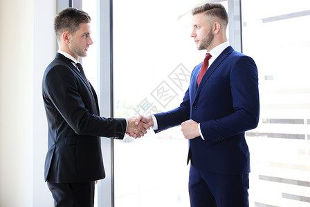 生意人握手 生意人握手来完成交易的销售量繁荣男人西装商务协议合伙客户伙伴会议人们高清图片素材