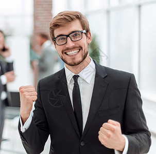 充满自信的商务人士在办公室里站着套装会议专家成功经理男性就业合伙微笑工作友好的高清图片素材