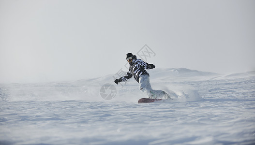 自由式滑雪机跳跃和骑滑雪木板运动男人旅行速度假期单板季节冻结背景