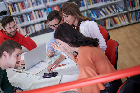 工作的意义学生小组在现代大学的平板电脑上一起研究学校项目教育阅读笔记本会议男性男人互联网技术桌子同事背景