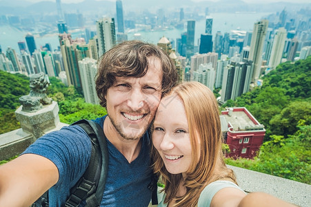 中国香港白种人夫妇 年轻人在中国香港维多利亚峰的著名景点拍摄自拍照片假期高清图片素材