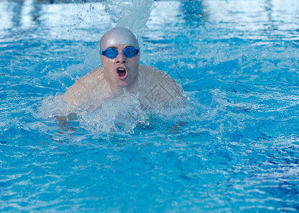 游泳运动员游泳衣专注力量海浪精力中风竞争活力锻炼成功图片