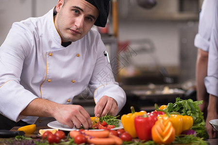 提供蔬菜沙拉的厨师餐厅职业美食盘子柠檬精加工食物饮食桌子工作背景