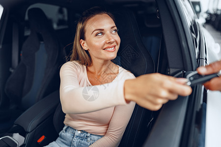 年轻有魅力的天主教女青年坐在新买的汽车里女性旅行乐趣车辆微笑幸福女士沙龙车窗快乐人高清图片素材