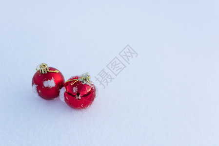 清雪中的红圣诞节球玻璃小玩意儿假期庆典派对风格阴影装饰品雪花乐趣背景图片