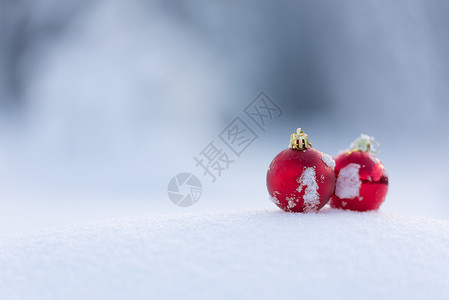 清雪中的红圣诞节球派对雪花玻璃乐趣庆典小玩意儿假期季节玩具阴影背景图片