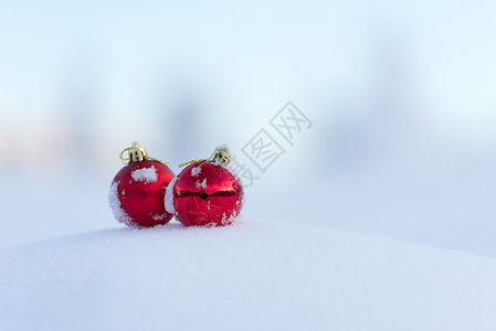 清雪中的红圣诞节球风格装饰品装饰小玩意儿玩具玻璃阴影庆典假期雪花背景图片