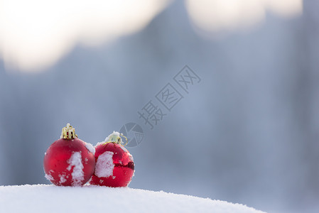 清雪中的红圣诞节球派对玩具装饰雪花乐趣季节小玩意儿风格庆典装饰品背景图片