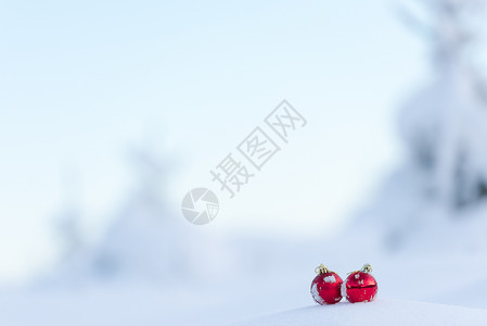 清雪中的红圣诞节球阴影玻璃假期小玩意儿季节派对乐趣装饰庆典装饰品背景图片