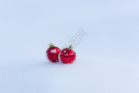 清雪中的红圣诞节球玻璃装饰季节假期风格小玩意儿阴影派对装饰品庆典背景图片