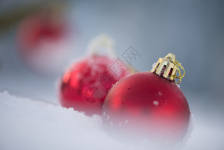 清雪中的红圣诞节球派对雪花小玩意儿阴影假期玻璃庆典装饰品装饰季节背景图片