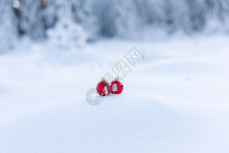 清雪中的红圣诞节球装饰假期庆典玻璃风格乐趣装饰品季节小玩意儿雪花背景图片