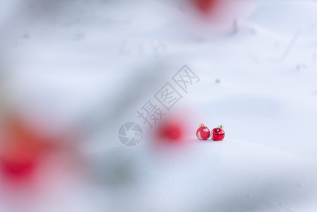 清雪中的红圣诞节球派对玻璃玩具雪花季节乐趣装饰品装饰风格阴影背景图片