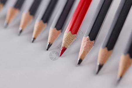 差异化红色铅笔 与许多灰色背景的相同黑铅笔非常突出志愿者团体竞赛经理人群首席印象教育想像力商业背景