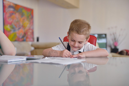 家庭作业男生父母母亲学校帮助生活微笑铅笔幸福妈妈图片