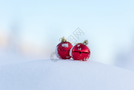 清雪中的红圣诞节球装饰品风格玻璃季节乐趣装饰派对玩具小玩意儿雪花背景图片