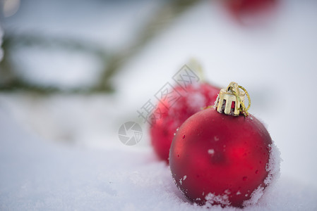 清雪中的红圣诞节球风格派对装饰品玩具玻璃乐趣雪花阴影装饰假期背景图片
