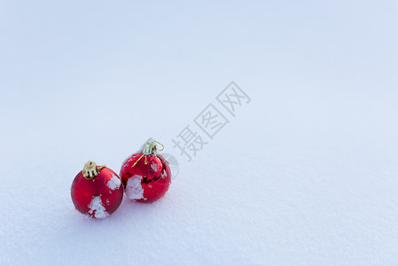 清雪中的红圣诞节球装饰品庆典装饰假期季节风格小玩意儿乐趣玩具派对背景图片