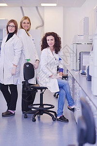在实验室工作的科学家药店生物学科学保健团队诊所教育测试技术女孩团体高清图片素材