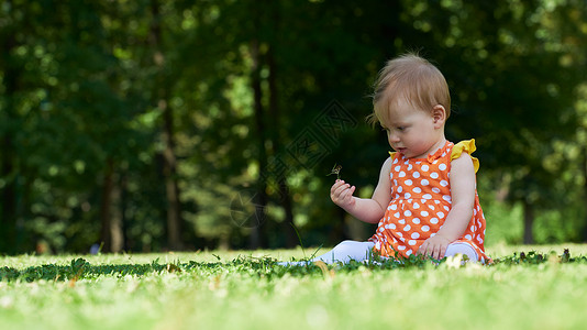 婴儿在公园中孩子草地闲暇童年快乐微笑幸福乐趣喜悦晴天图片