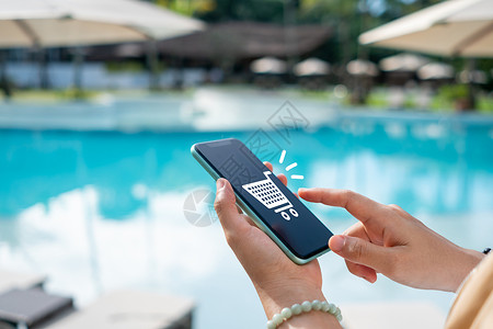 少儿游泳优惠券女性使用智能手机的手在网上为在线购物者出售黑周五与聊天盒 马车 美元图标一起出现背景