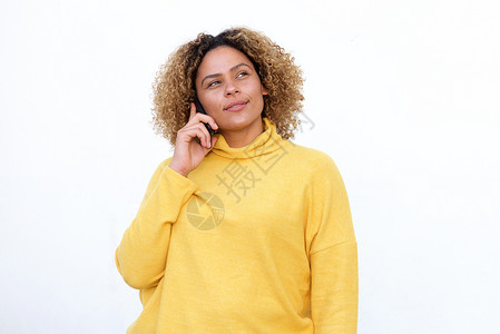 有卷发的非裔美籍女孩 以白色背景在手机上聊天和思考电话弯曲的高清图片素材