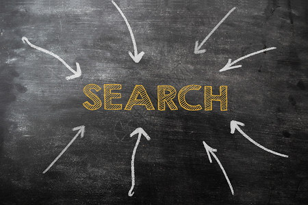 箭头指向黑板中央的“搜索”一词 在 Internet 上搜索网站和信息的方法 在 Web 上搜索结果 搜索概念技术高清图片素材