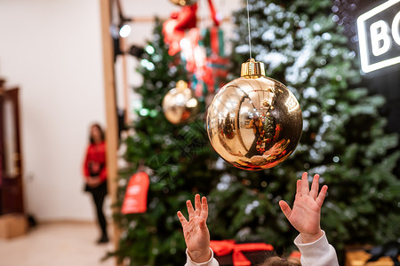 球系装饰挂在装饰圣诞树上的不同物体的玩具礼物玻璃手工假期金子季节传统庆典展示装饰品惊喜背景
