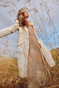美丽的妇女小麦 乡村地貌 自由无止尽的田野太阳高清图片素材