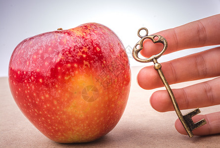 手拿着苹果旁边的钥匙安全成功帆布药品生活秘密数字减肥饮食尺寸健康高清图片素材