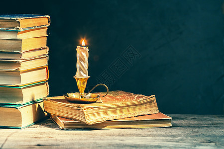 老实像燃烧的蜡烛堆满旧古书和蜡烛背景