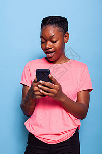 分机年轻女性与朋友使用智能手机消息的肖像背景