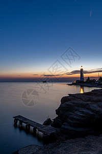 灯塔夜景夜晚夜空中白色灯塔上新颖彗星的全景场景天文学支撑地标海滩蓝色行星星座星光望远镜摄影背景