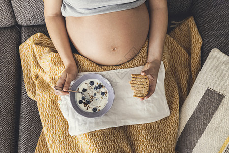 孕妇喝酸奶孕妇食用健康食品的情况卧室饮食肚子母亲成人怀孕酸奶婴儿腹部身体背景