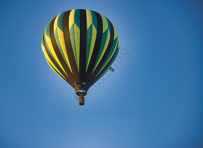 许多热空气气球正在准备起飞的景象飞机航班飞行活动蓝色娱乐环境运输节日休闲背景图片