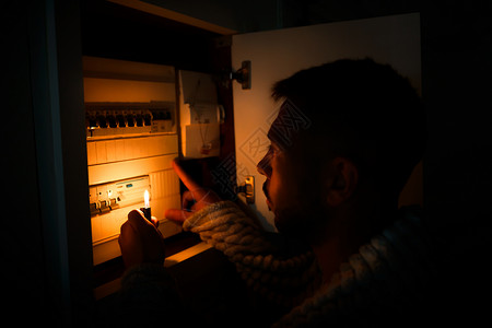 断电在停电时检查家里的保险箱的人 停电 停电 无电背景