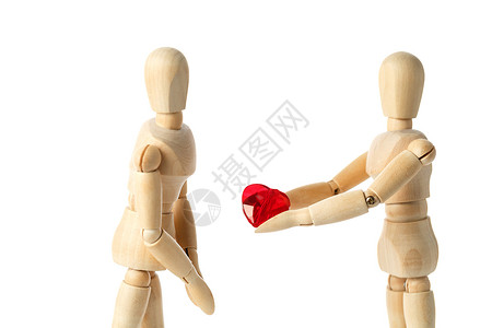 隔离不隔爱两个木制的假人形象 给出了一颗红色的心 在白色背景中被隔离  爱情和情人节主题概念的图片木头成年人忏悔艺术玩具商业会议娃娃奉献讨背景