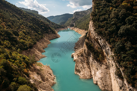 美丽的峡谷风景 有绿绿河和森林 西班牙加泰罗尼亚的Rebei山峰旅游蓝色顶峰悬崖公园山脉环境岩石荒野冒险生态旅游高清图片素材