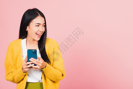 使用智能手机的少女妇女笑着兴奋地微笑聊天电话女性女孩互联网头发手势情绪短信工具相互影响高清图片素材