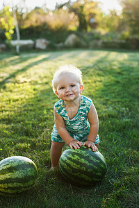 小婴儿和西瓜小男孩 西瓜 坐在草地上院子微笑水果关心孩子食物童年女孩幸福午餐背景