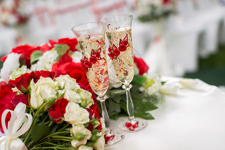 骨瓷杯免抠香槟杯 户外婚礼仪式 红色花花的布束街道眼镜椅子风格玫瑰小袋桌子婚姻派对森林背景